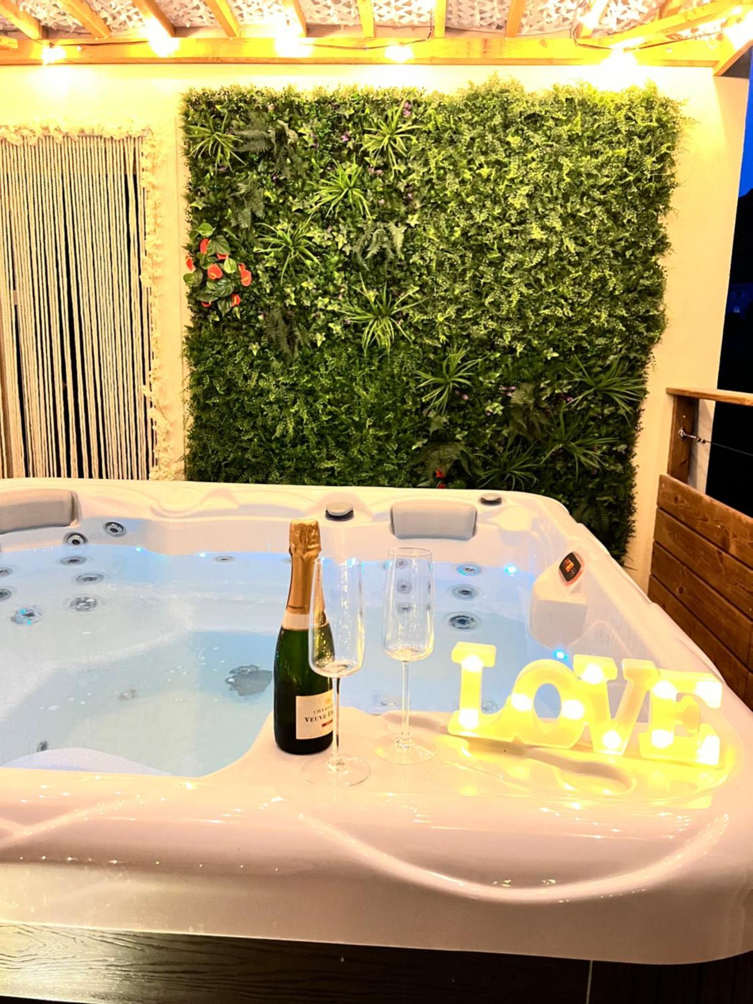Cantaron Love Room Tente Lodge Spa Mfg Chez C&C, Exclusivement Reservee Aux Adultes מראה חיצוני תמונה