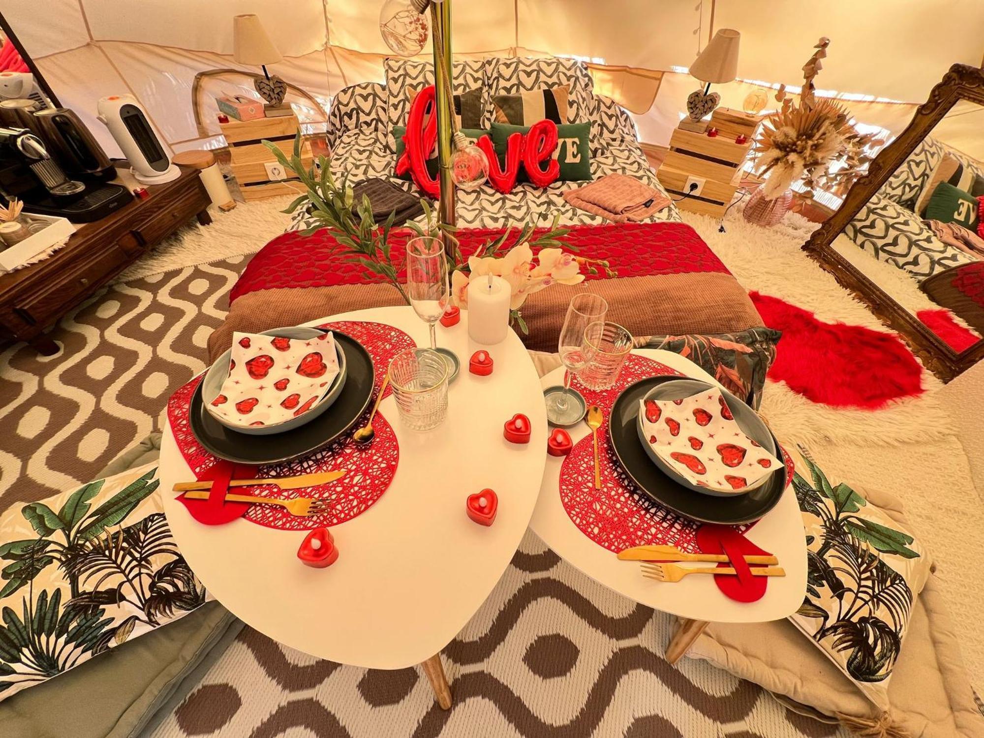 Cantaron Love Room Tente Lodge Spa Mfg Chez C&C, Exclusivement Reservee Aux Adultes מראה חיצוני תמונה